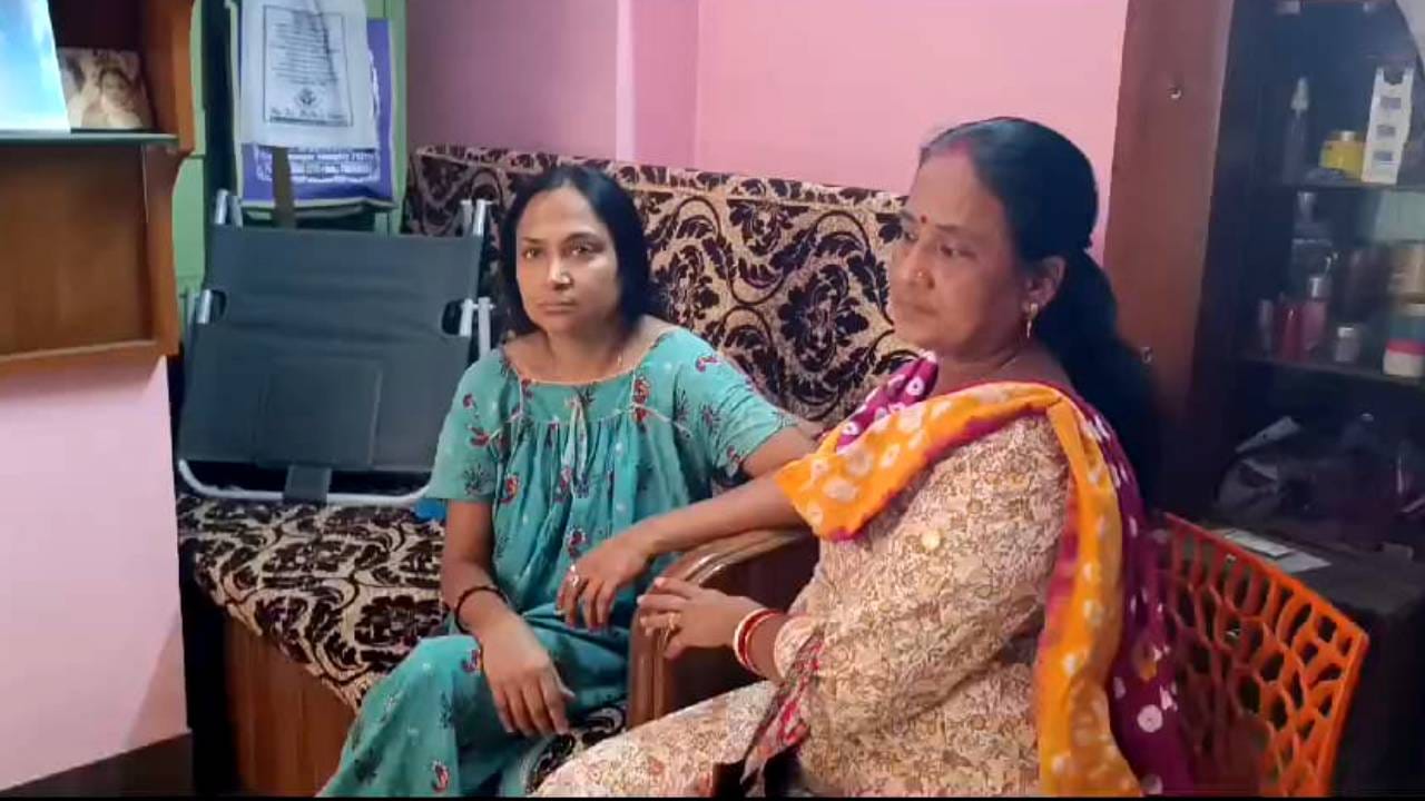 Panagarh case: রবিবার গভীর রাতে মেয়ের সঙ্গে ঠিক কী হয়েছিল? বাড়িতে গিয়ে সুতন্দ্রার মাকে কী বলে এলেন পুলিশের বড় কর্তারা? Panagarh case: রবিবার গভীর রাতে মেয়ের সঙ্গে ঠিক কী হয়েছিল? বাড়িতে গিয়ে সুতন্দ্রার মাকে কী বলে এলেন পুলিশের বড় কর্তারা?