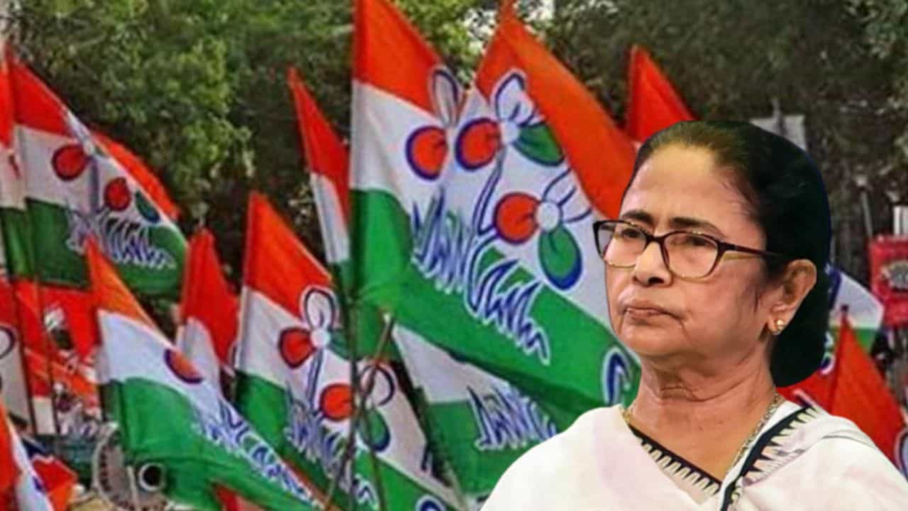Fake Voters: 'ভূতুড়ে ভোটার' ধরতে ‘কড়া’ মমতা! বড় বৈঠকে তৃণমূল, ঠিক হল কোন কোন স্ট্র্যাটেজি? Fake Voters: 'ভূতুড়ে ভোটার' ধরতে ‘কড়া’ মমতা! বড় বৈঠকে তৃণমূল, ঠিক হল কোন কোন স্ট্র্যাটেজি?