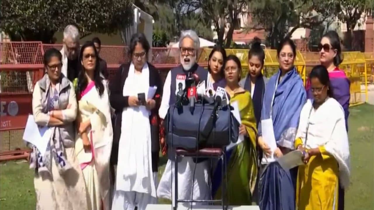 Aparajita Bill: এখনও কেন অনুমোদন পায়নি অপরাজিতা বিল? প্রশ্ন তুলে রাষ্ট্রপতির দুয়ারে হাজির সুদীপরা