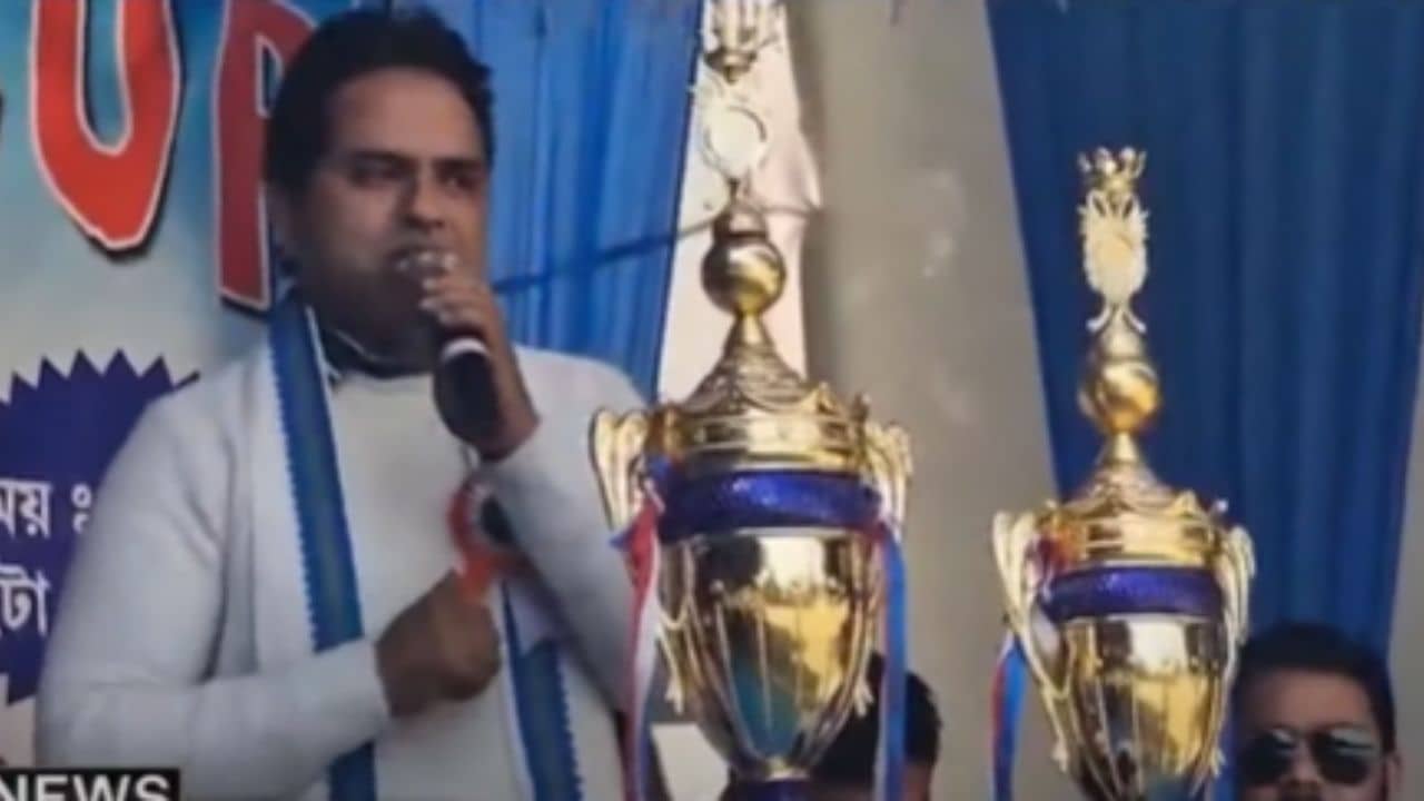 Malda: পায়ে মারতে হবে, ছাব্বিশে রেফারি থাকবে না..., পুলিশকর্তাকে পাশে বসিয়ে বিরোধীদের হুমকি TMC নেতার