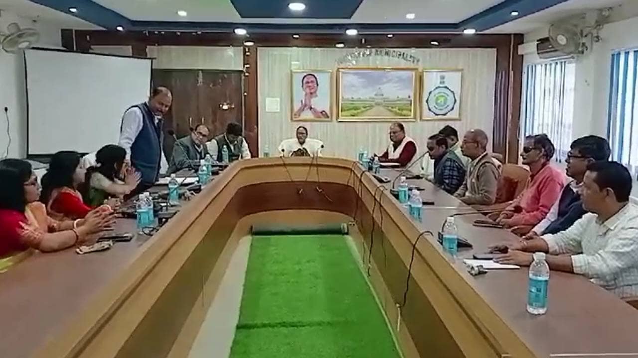 Trinamool Congress: ‘দুর্নীতি না করেও সরে যেতে হল’, পুর বোর্ড ভাঙতেই আক্ষেপ পুর প্রধানের! নেপথ্যে গোষ্ঠী কোন্দল?