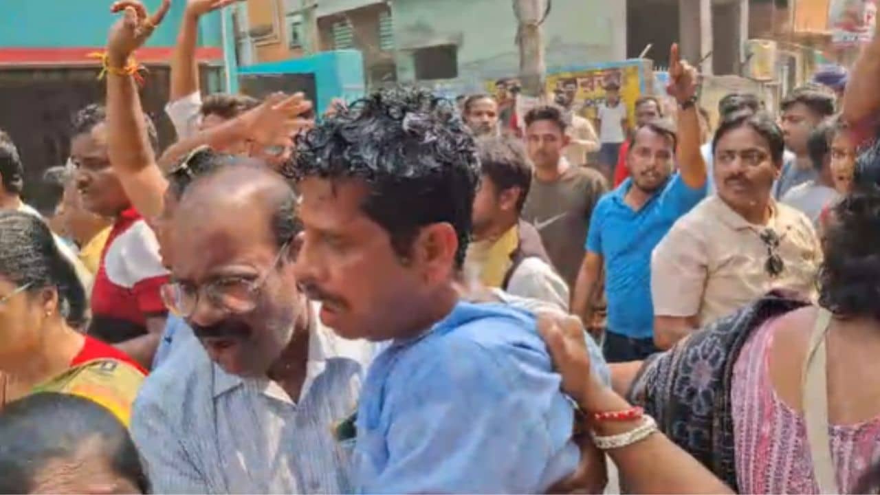 TMC-CPM Clash: মেদিনীপুরে CPM-TMC-র হাতাহাতি, বাম নেতা বললেন, ব্যাঙ্কে কী এমন মধু আছে মনোনয়ন জমাই দিতে দিচ্ছে না?