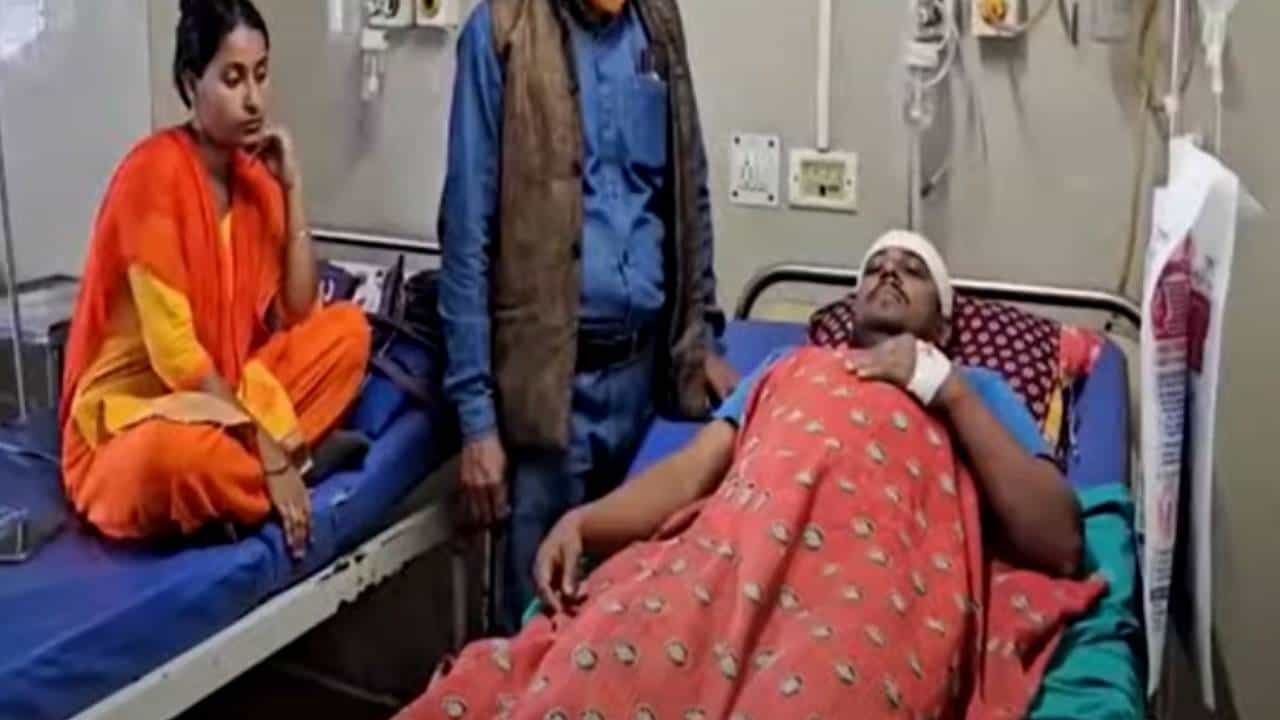 Trinamool Leader: বাড়িতে ঢুকে পর পর কোপ, চলল গুলি! আশঙ্কাজনক অবস্থায় আরজি করে ভর্তি তৃণমূল নেতা Trinamool Leader: বাড়িতে ঢুকে পর পর কোপ, চলল গুলি! আশঙ্কাজনক অবস্থায় আরজি করে ভর্তি তৃণমূল নেতা
