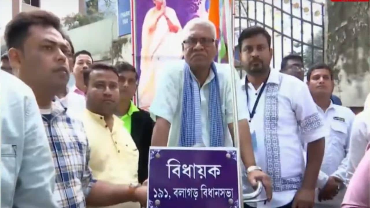 Manoranjan Byapari: পুলিশি বাধায় ৩০ মিনিটেই থামল প্যাডেল, সাধের রিক্সা চালিয়ে বিধানসভায় যাওয়ার স্বপ্ন অধরাই রইল TMC বিধায়কের