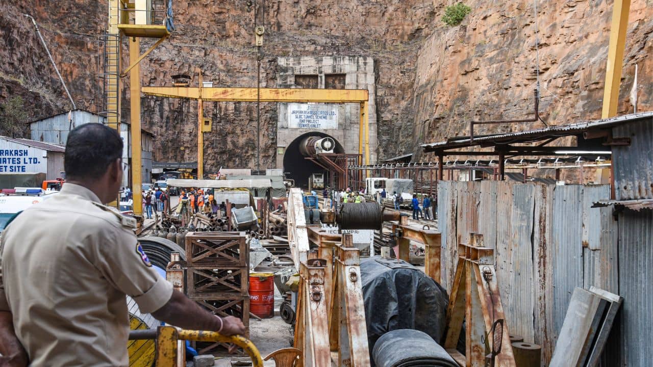 Tunnel Collapse: ৪৮ ঘণ্টাতেও আলো ঢোকেনি বদ্ধ সুড়ঙ্গে, বাঁচার আশা ক্ষীণ, উদ্ধারকাজে এবার এল টিম সিলকিয়ারা