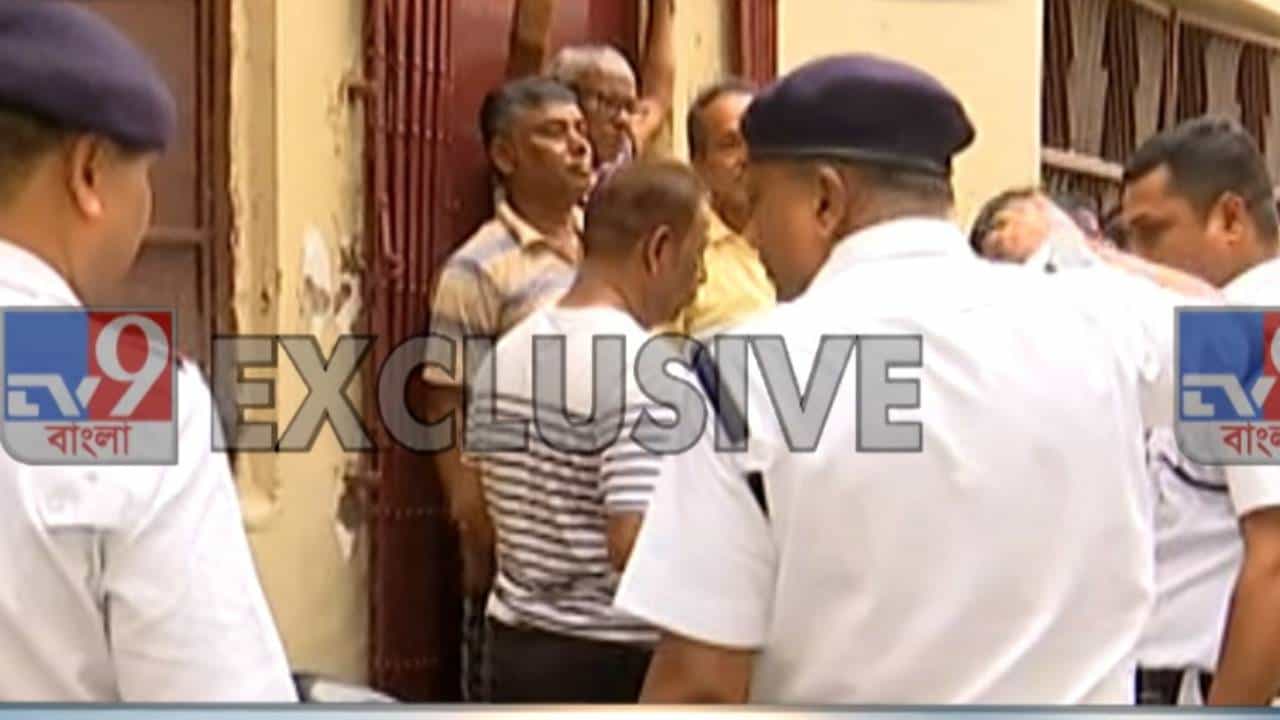 Murder in Kolkata: ট্যাংরায় হাড়হিম করা কাণ্ড! ঘরে পড়ে দুই স্ত্রী-সহ কিশোরীর দেহ, পুলিশ ধরল দুই ভাইকে Murder in Kolkata: ট্যাংরায় হাড়হিম করা কাণ্ড! ঘরে পড়ে দুই স্ত্রী-সহ কিশোরীর দেহ, পুলিশ ধরল দুই ভাইকে