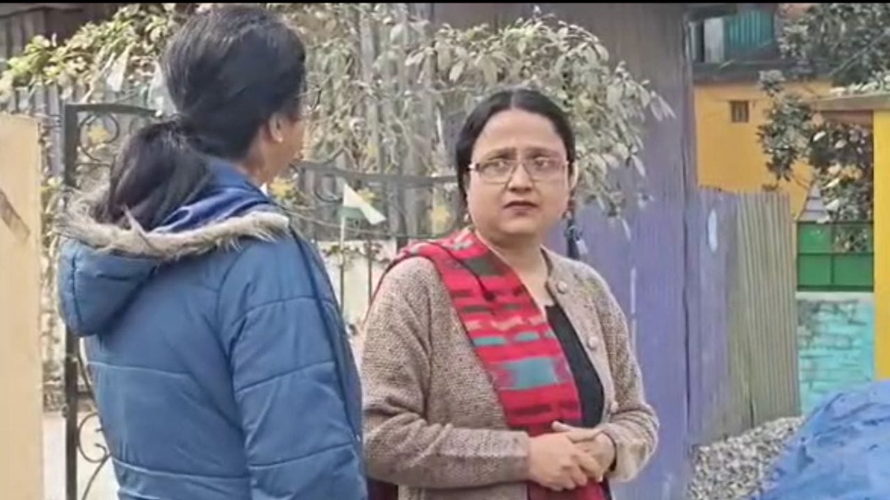 Alipurduar: 'পুলিশ বলেই সাবধান করছি আপনাকে...', কিন্তু সেই 'পুলিশই'... মাঝরাস্তাতেই ভয়ঙ্কর অভিজ্ঞতার শিকার শিক্ষিকা Alipurduar: 'পুলিশ বলেই সাবধান করছি আপনাকে...', কিন্তু সেই 'পুলিশই'... মাঝরাস্তাতেই ভয়ঙ্কর অভিজ্ঞতার শিকার শিক্ষিকা