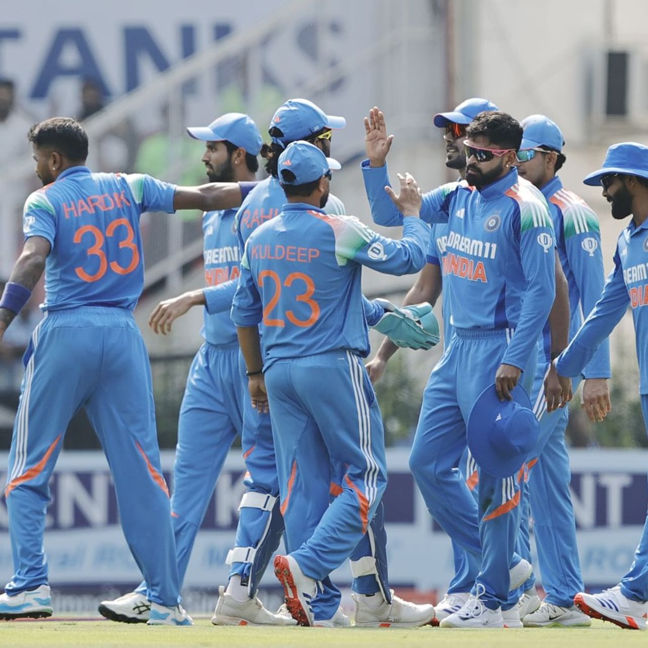 নাগপুরে ইংল্যান্ডের বিরুদ্ধে ৩ ম্যাচের ওডিআই সিরিজের প্রথমটিতে ৪ উইকেটে জিতেছে টিম ইন্ডিয়া। যার ফলে সিরিজে ১-০ এগিয়ে গিয়েছে মেন ইন ব্লু। অবশ্য এর মাঝে ভারতীয় শিবিরের বেশ কয়েকটি বিষয়ে চিন্তাও রয়েছে। (ছবি-পিটিআই)
