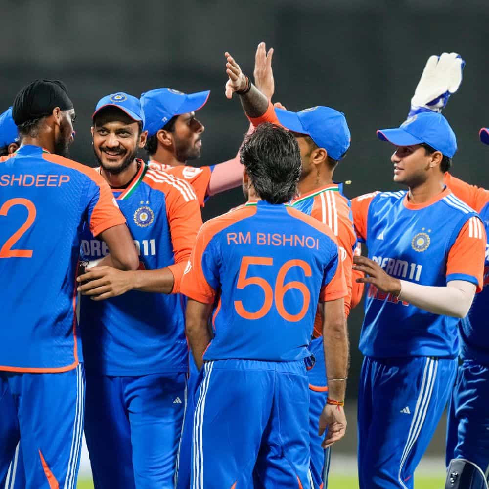 আইসিসির পক্ষ থেকে সদ্য টি-২০ ব্যাটার ও বোলারদের ক্রমতালিকা প্রকাশিত হয়েছে। তাতে বড়সড় ছাপ ফেলেছেন টিম ইন্ডিয়ার তরুণ তুর্কি অভিষেক শর্মা ও কেকেআরের মিস্ট্রি স্পিনার বরুণ চক্রবর্তী। বর্তমানে আইসিসির সেরা টি-২০ টিম ভারত। (ছবি-পিটিআই)
