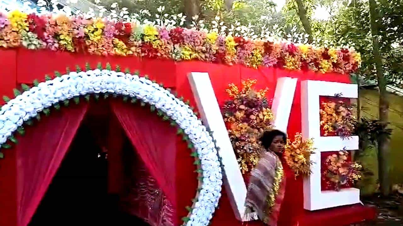Wedding ceremony: প্যান্ডেলের বাঁশ বেয়ে উঠেই সব ফিনিশ! ছেলের বিয়ে দিতে গিয়ে এই কাণ্ড ঘটবে ভাবতেই পারেননি গোপাল Wedding ceremony: প্যান্ডেলের বাঁশ বেয়ে উঠেই সব ফিনিশ! ছেলের বিয়ে দিতে গিয়ে এই কাণ্ড ঘটবে ভাবতেই পারেননি গোপাল