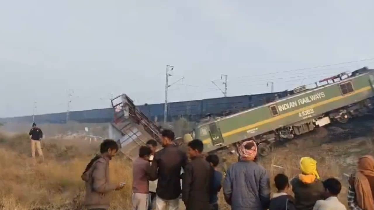 Train Accident: একই লাইনে দুটি ট্রেন! পিছন থেকে এসে পড়ল সজোরে ধাক্কা, ভয়াবহ কাণ্ড