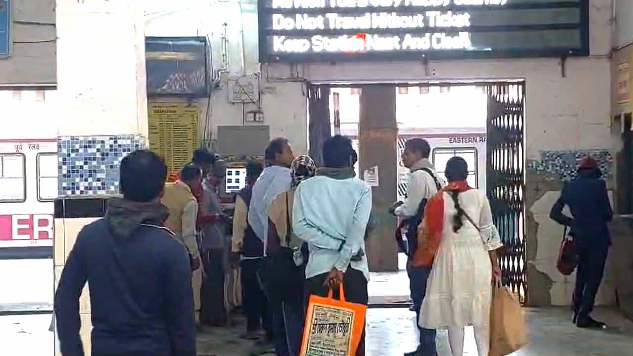 Local Train:সকাল থেকে বন্ধ টিকিট কাউন্টার! স্টেশনে স্টেশনে ভোগান্তিতে যাত্রীরা Local Train:সকাল থেকে বন্ধ টিকিট কাউন্টার! স্টেশনে স্টেশনে ভোগান্তিতে যাত্রীরা