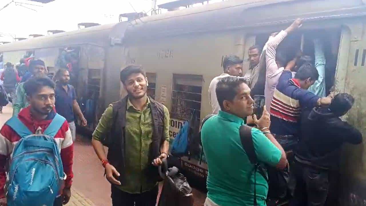 Local Train: আজ শিয়ালদহে থেমে গেল ১০৮ লোকাল ট্রেনের চাকা, কী করবেন যাত্রীরা? Local Train: আজ শিয়ালদহে থেমে গেল ১০৮ লোকাল ট্রেনের চাকা, কী করবেন যাত্রীরা?