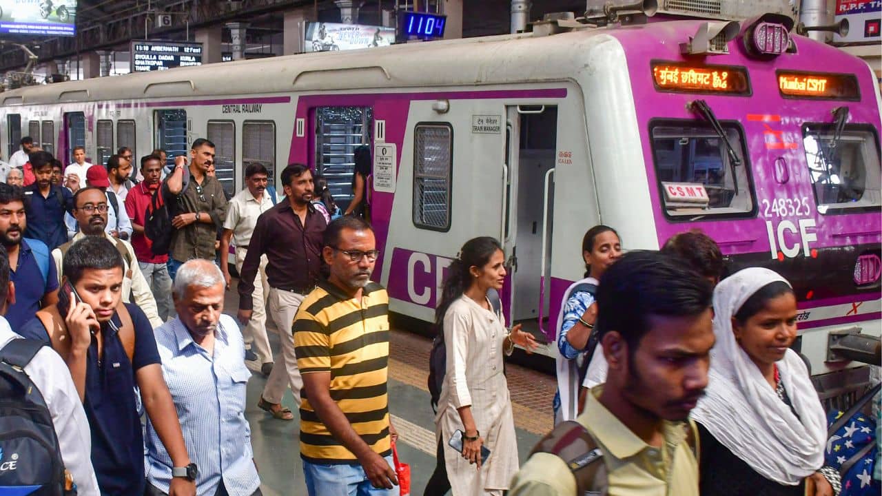 ভয়ঙ্কর! দূরপাল্লার ট্রেনের কামরায় একা পেয়েই মহিলাকে ধর্ষণের অভিযোগ, গ্রেফতার কুলি