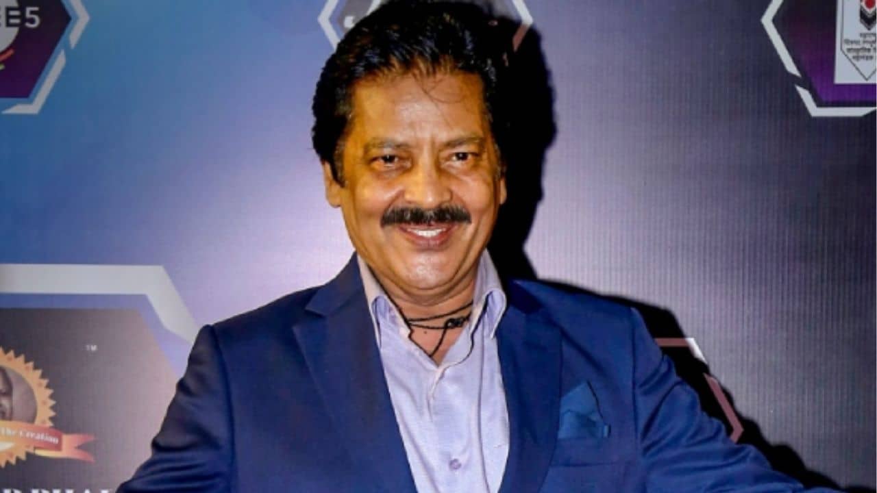 মহিলা অনুরাগীকে ঠোঁটঠাসা চুমু উদিতের! ভিডিও ভাইরাল হতেই যা বললেন গায়ক