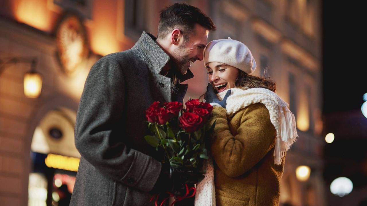 Valentine Week 2025: রোজ ডে স্পেশাল করতে চান? শুধু এক তোড়া গোলাপে হবে না কাজ, সঙ্গীর মন জয় করতে মানুন এই টিপস