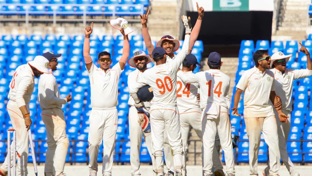 Ranji Trophy: চ্যাম্পিয়ন্স ট্রফিতে ছোট্ট ব্রেক, ভারত সেরার লড়াইয়ে বিদর্ভ-কেরল; জানুন বিস্তারিত Ranji Trophy: চ্যাম্পিয়ন্স ট্রফিতে ছোট্ট ব্রেক, ভারত সেরার লড়াইয়ে বিদর্ভ-কেরল; জানুন বিস্তারিত