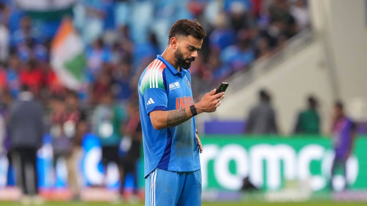 Virat Kohli: কিং কোহলির সেঞ্চুরির আনন্দে মত্ত সকলে, সেই সময় তিনি ব্যস্ত বিশেষ ফোনে