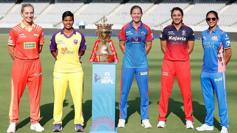 WPL 2025: ৫ টিমের ধুন্ধুমার লড়াই, রাত পোহালেই WPL-এর বোধন; স্মৃতির আরসিবি খেতাব ধরে রাখতে পারবে?