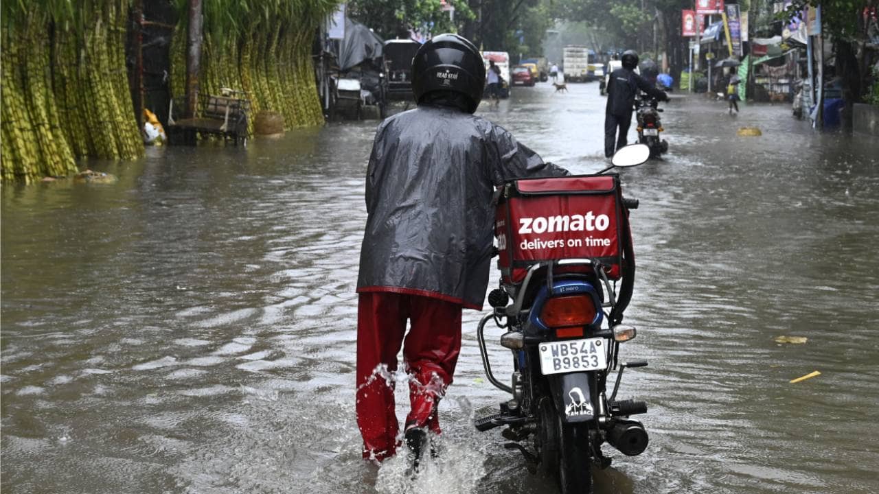 Weather Update: কাঠফাটা জ্যৈষ্ঠতেও ৪ ডিগ্রির পারাপাতন, বৃষ্টি চলবে আর কতক্ষণ?