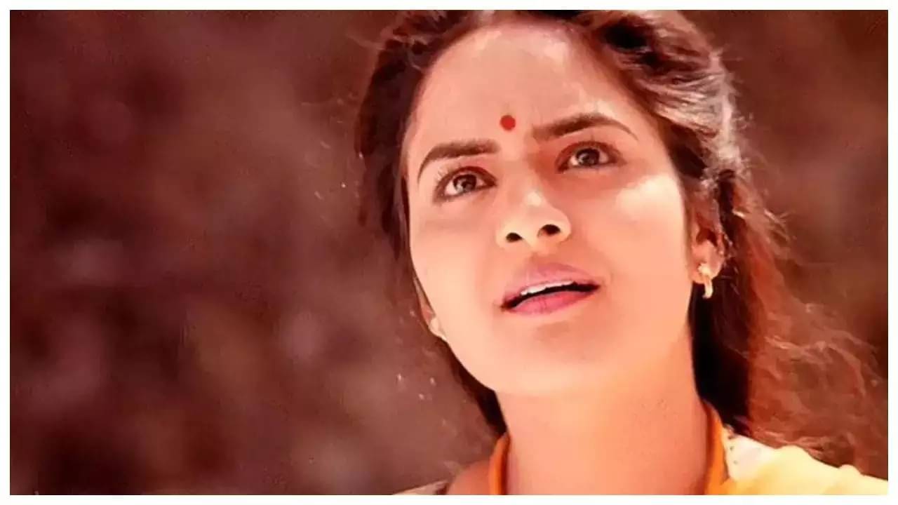 রোজা ছবির মধুকে মনে আছে! ৫০ পেড়িয়ে সেই মিষ্টি মেয়েটিকে দেখতে কেমন হয়েছে?