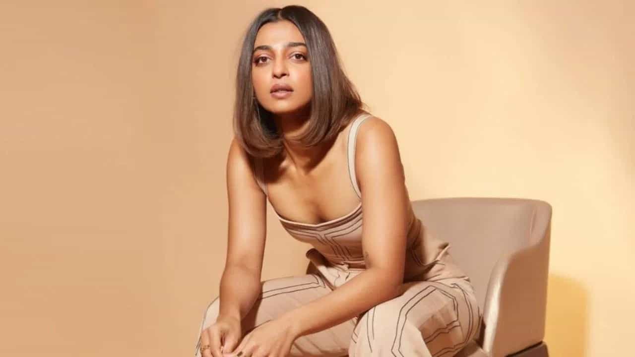 হাতে শ্যাম্পেন নিয়ে স্তন থেকে দুধ পাম্প করছেন রাধিকা, বাথরুম থেকে ভাইরাল ছবি হাতে শ্যাম্পেন নিয়ে স্তন থেকে দুধ পাম্প করছেন রাধিকা, বাথরুম থেকে ভাইরাল ছবি