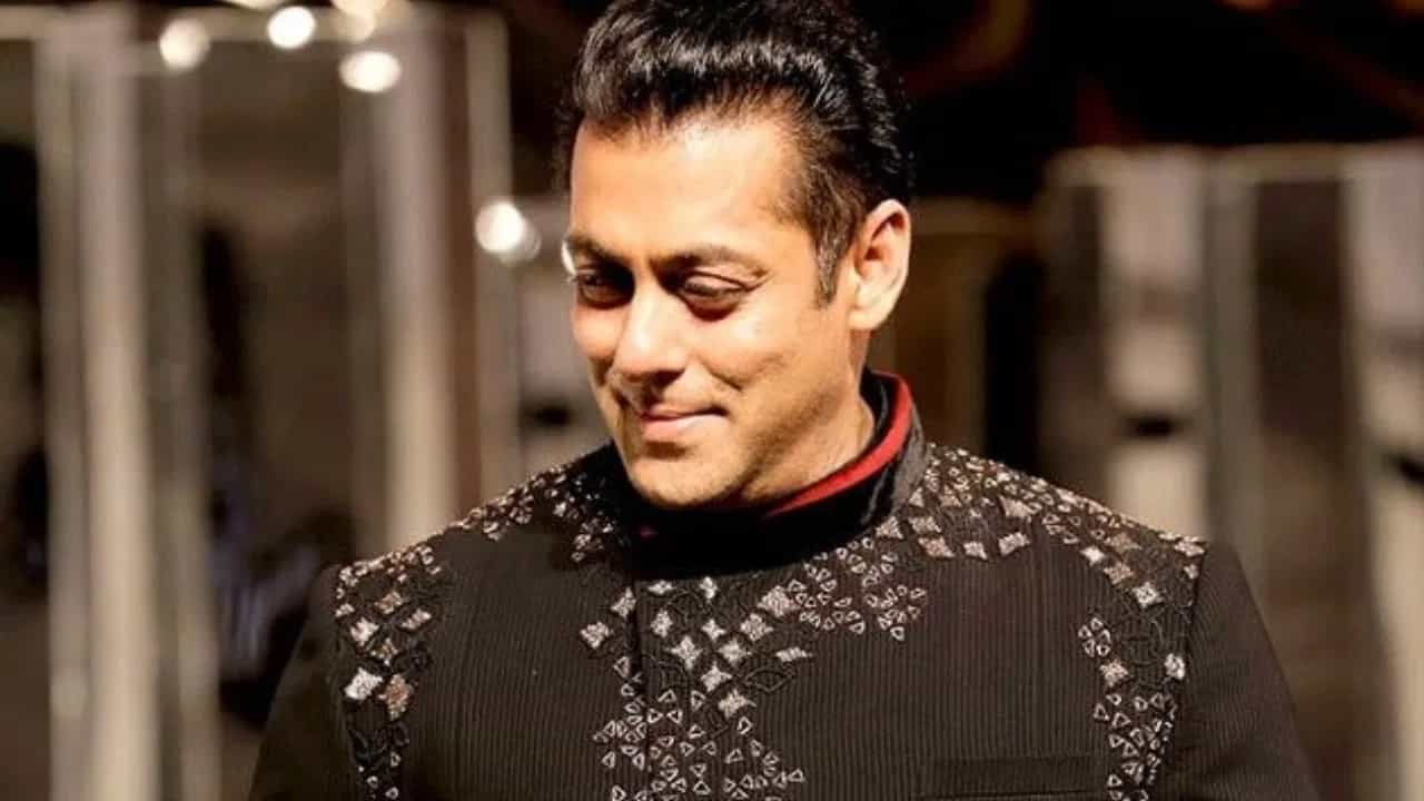 বাড়ি-বাড়ি পৌঁছায় কার্ড, ৫ দিন আগে কেন বিয়ে ভাঙে সলমনের? বাড়ি-বাড়ি পৌঁছায় কার্ড, ৫ দিন আগে কেন বিয়ে ভাঙে সলমনের?