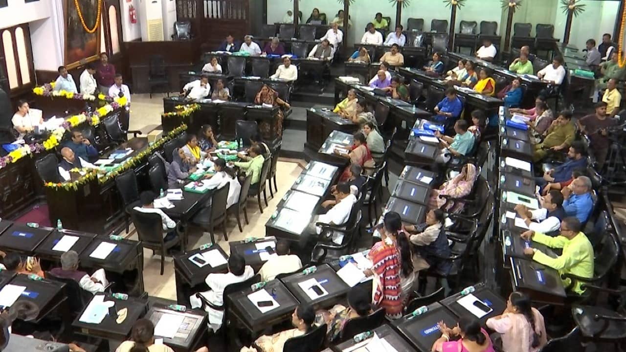 কোথায় বাজেট, কোথায় উন্নয়ন নিয়ে আলোচনা! একেবারে অন্য বিষয় নিয়ে বাকবিতণ্ডা চলল কেএমসি-র অন্দরে