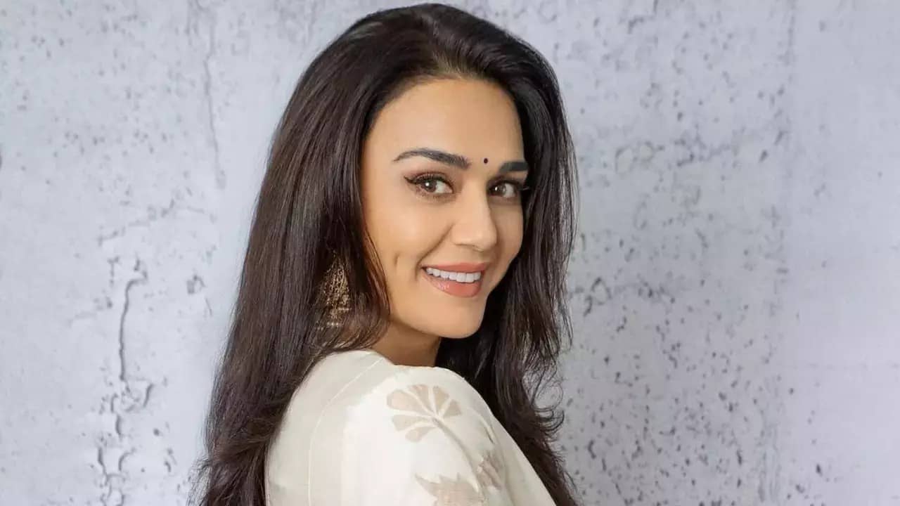 Controversy: কুম্ভস্নান সেরেই ১৮ কোটি টাকার দায় ঝারলেন প্রীতি জিন্টা