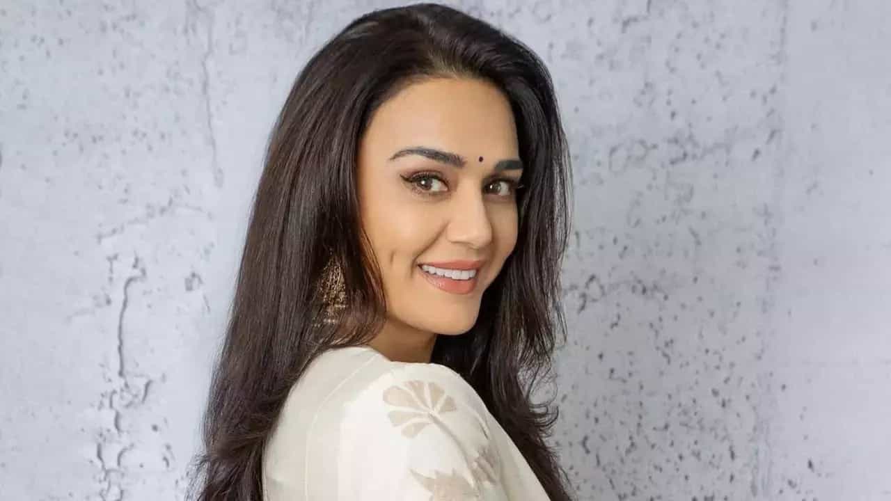 Controversy: কুম্ভস্নান সেরেই ১৮ কোটি টাকার দায় ঝারলেন প্রীতি জিন্টা Controversy: কুম্ভস্নান সেরেই ১৮ কোটি টাকার দায় ঝারলেন প্রীতি জিন্টা