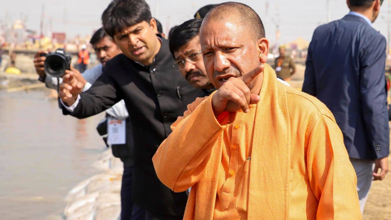 Maha Kumbh: আবার একটা পুণ্যস্নান, ভিড় সামাল দিতে পারবে তো? মহাকুম্ভে হাজির খোদ যোগী, খুঁজলেন খামতি আছে কি না