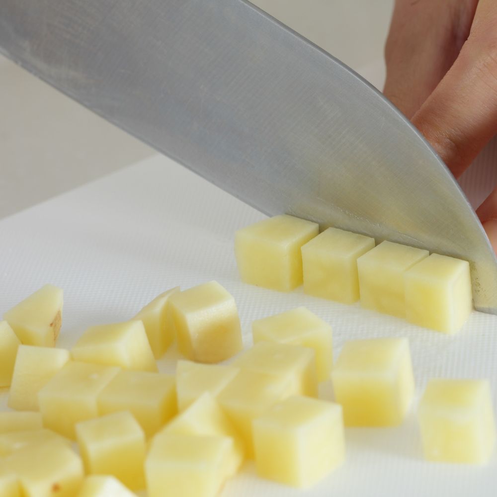 ৩-৪ জনের জন্য যদি নিরামিষ আলুর দম বানান, তা হলে কী কী উপকরণ লাগবে? সেগুলি হল - ৩০০ গ্রাম আলু, ২টো টমেটো বাটা, 1/4 কাপ বাদাম কিসমিস বাটা, 1 চা চামচ আদা বাটা, 1 চা চামচ লাল লঙ্কার গুঁড়ো, 1 চা চামচ ধনে গুঁড়ো, 1/2 চা চামচ জিরে, 1 টা তেজপাতা, 1 টা শুকনো লঙ্কা, 1/4 চা চামচ গরম মশলা গুঁড়ো, স্বাদ মত লবন ও চিনি, পরিমাণ মতো তেল। 
