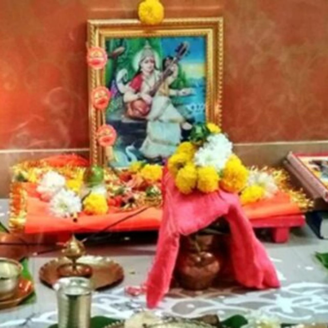 ওঁ সরস্বতী মহাভাগে বিদ্যে কমললোচনে। বিশ্বরূপে বিশালাক্ষি বিদ্যাং দেহি নমস্তুতে। দেবী সরস্বতীতে প্রণাম করার সময় এই মন্ত্রোচ্চারণ করা হয়।