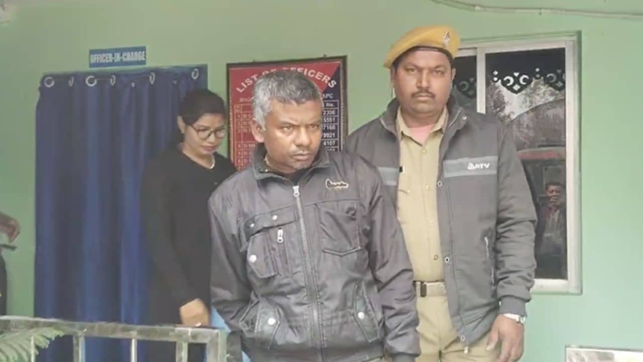 Japaiguri: ভুয়ো আধার কার্ড বানিয়ে একাধিক জেলায় কাজ, গ্রেফতার বাংলাদেশি