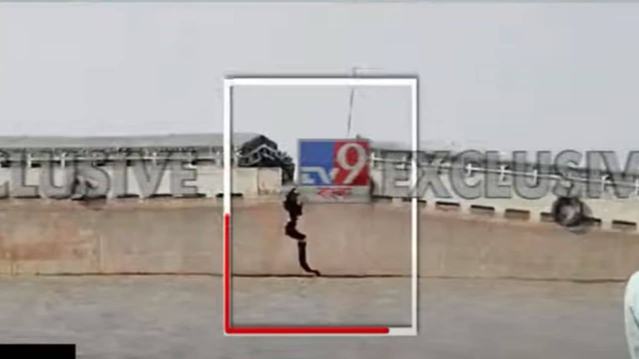 Bangladeshi Barge Collapsed: ঠিক যেন টাইটানিক! মাঝখান থেকে ভেঙে দুটুকরো, মুড়িগঙ্গায় ডুবছে বাংলাদেশি বার্জ