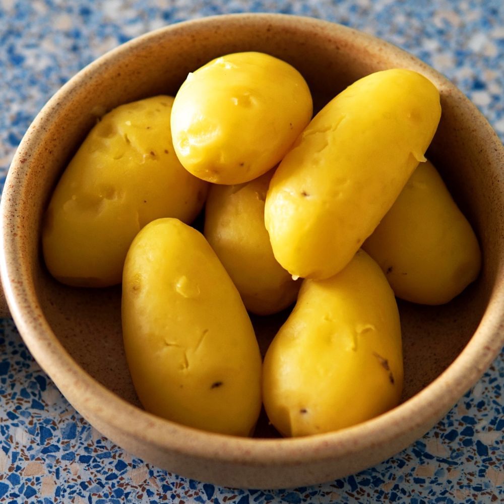 প্রথমেই লবন দিয়ে আলু সেদ্ধ করে ভেজে তুলে রাখুন। এরপর সেই তেলে তেজপাতা, শুকনো লঙ্কা ফোঁড়ন দিন। সব মশলা দিয়ে নুন ও হলুদ দিয়ে ভালো করে কষিয়ে নিন। 
