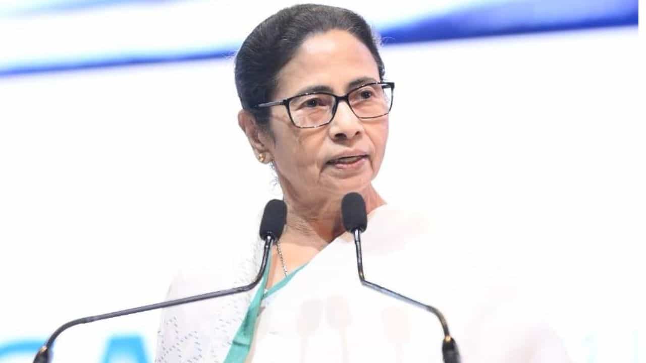 Mamata Banerjee: 'তৈরি হচ্ছে মানুষ...', 'দুষ্টুমির খেলা' খেলতে বারণ করলেন মমতা Mamata Banerjee: 'তৈরি হচ্ছে মানুষ...', 'দুষ্টুমির খেলা' খেলতে বারণ করলেন মমতা