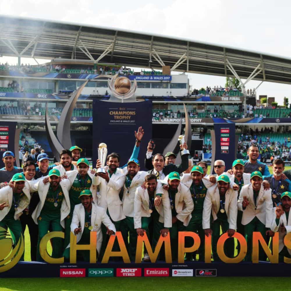 বছর আটেক আগে বিরাট কোহলির ভারতকে হারিয়ে চ্যাম্পিয়ন্স ট্রফির চ্যাম্পিয়ন হয়েছিল পাকিস্তান। ফের একবার চ্যাম্পিয়ন্স ট্রফির মঞ্চে মুখোমুখি এই দুই দল। তার আগে ফেরা যাক গত সংস্করণের ফাইনালে। (Photo Credit: Getty Images)