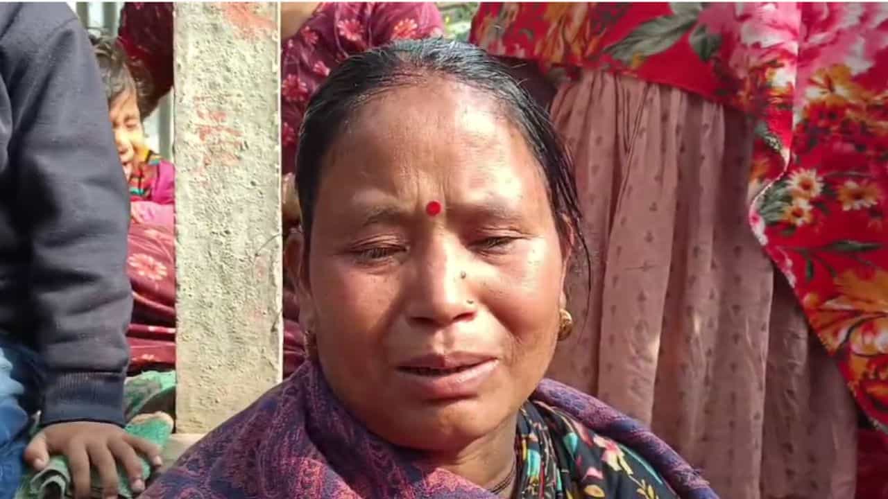 Man's Death: বাইক থেকে স্ত্রীকে নামিয়ে বেধড়ক মার, চোখের সামনেই স্বামীর মৃত্যু দেখলেন মহিলা Man's Death: বাইক থেকে স্ত্রীকে নামিয়ে বেধড়ক মার, চোখের সামনেই স্বামীর মৃত্যু দেখলেন মহিলা