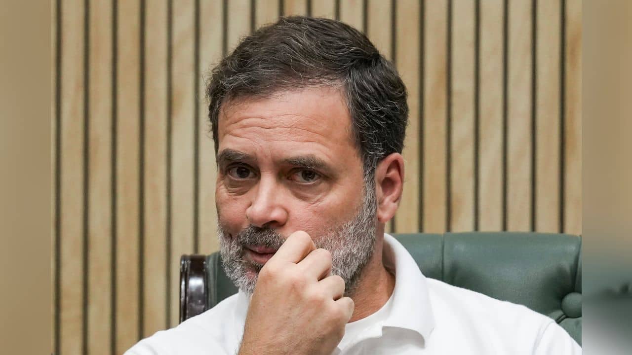 Rahul Gandhi: বিপাকে রাহুল? কংগ্রেস সাংসদকে আদালতে হাজিরার নির্দেশ