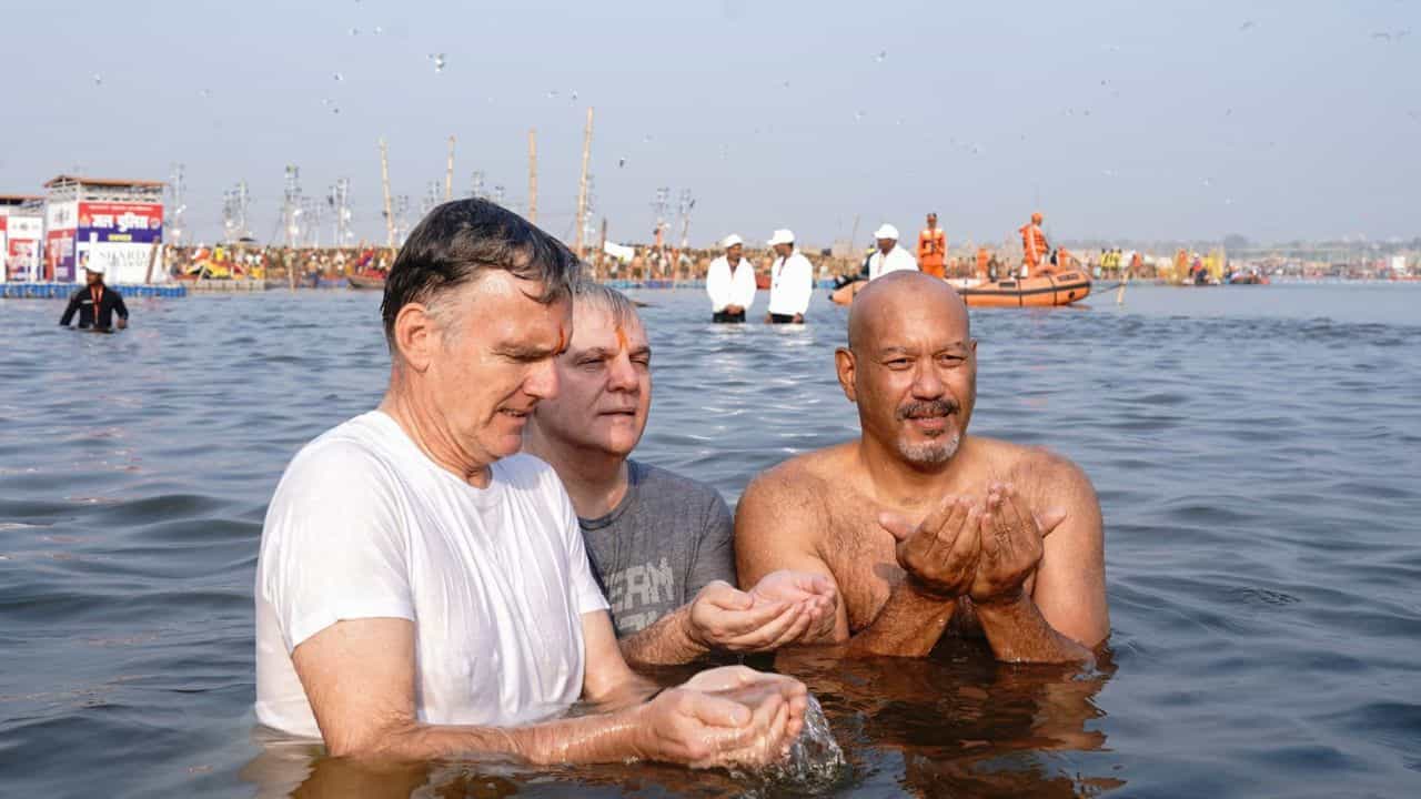 Maha Kumbh: মহাকুম্ভে ৭৩টি দেশের কূটনীতিক, অভিভূত হলেন ভারতের সাংস্কৃতিক ঐতিহ্যে Maha Kumbh: মহাকুম্ভে ৭৩টি দেশের কূটনীতিক, অভিভূত হলেন ভারতের সাংস্কৃতিক ঐতিহ্যে