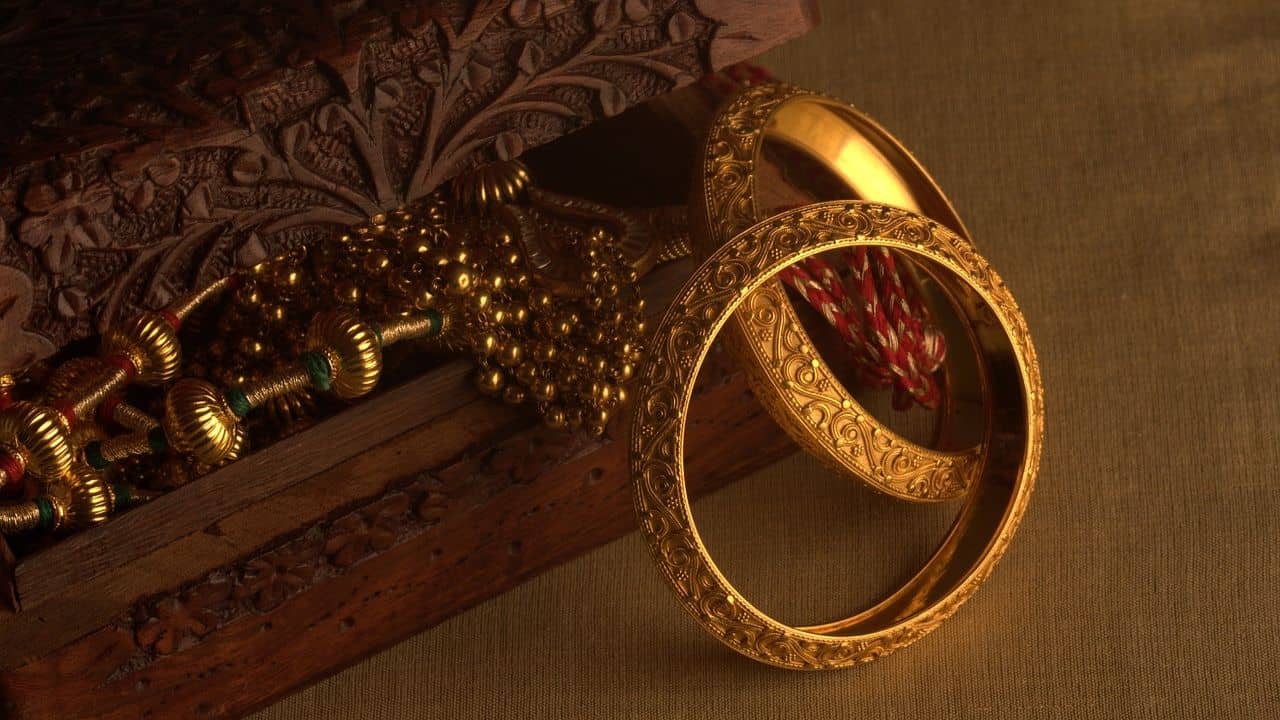 Gold Price Hike: সোনার গহনা কেনার সময় সতর্ক থাকুন, এই একটা চালেই ঠকিয়ে দেন দোকানিরা