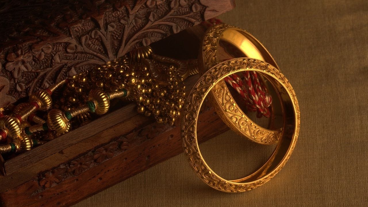 Gold Price Hike: সোনার গহনা কেনার সময় সতর্ক থাকুন, এই একটা চালেই ঠকিয়ে দেন দোকানিরা Gold Price Hike: সোনার গহনা কেনার সময় সতর্ক থাকুন, এই একটা চালেই ঠকিয়ে দেন দোকানিরা