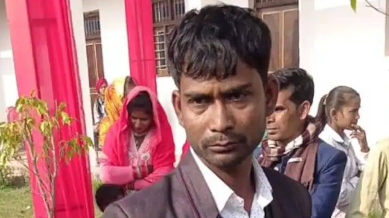 বউয়ের বদলে তার বেস্টফ্রেন্ডের গলায় মালা! চেয়ার ছোড়াছুড়ি দুই পক্ষের মধ্যে, বিয়ের মণ্ডপই হয়ে গেল WWE রিং!