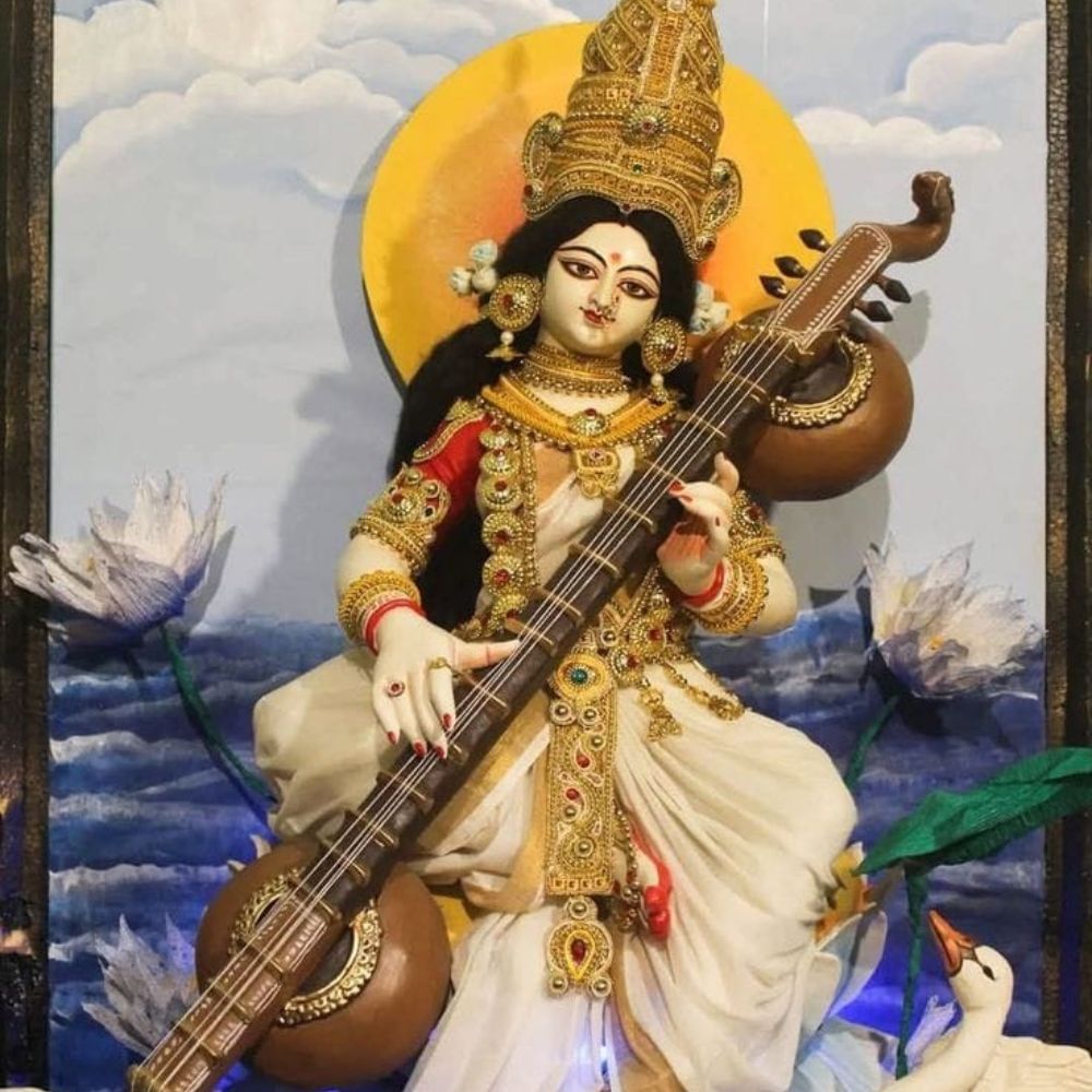 বিভিন্ন পঞ্জিকা অনুযায়ী রবিবার পঞ্চমী পড়ছে। এবং সোমবার তা ছাড়ছে। যে কারণে সোমবার সকালে পঞ্চমী ছেড়ে গেলেও বসন্ত পঞ্চমী তিনি যেহেতু ৩ ফেব্রুয়ারি, তাই ওই দিন পুজো করার পরামর্শ দিচ্ছেন জ্যোতিষরা।
