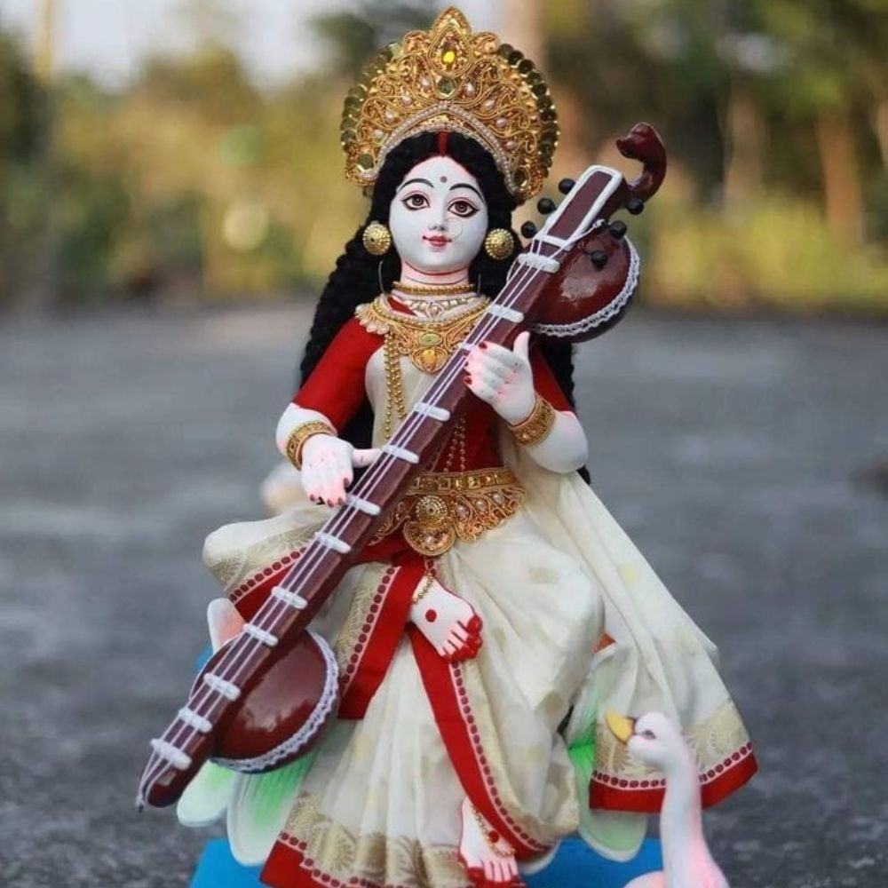 বিভিন্ন স্কুল, কলেজ ও নানা শিক্ষা প্রতিষ্ঠান, ক্লাব, পাড়ায় যৌথ উদ্যোগে অনেকে মণ্ডপ তৈরি করে সরস্বতী দেবীর পুজো করেন। এ ছাড়াও অনেকে বাড়িতে সরস্বতী পুজো করেন। পুরোহিত ছাড়াই বাড়িতে সরস্বতী পুজো করার প্ল্যান করছেন? ভুল এড়াতে জানুন সঠিক নিয়ম।