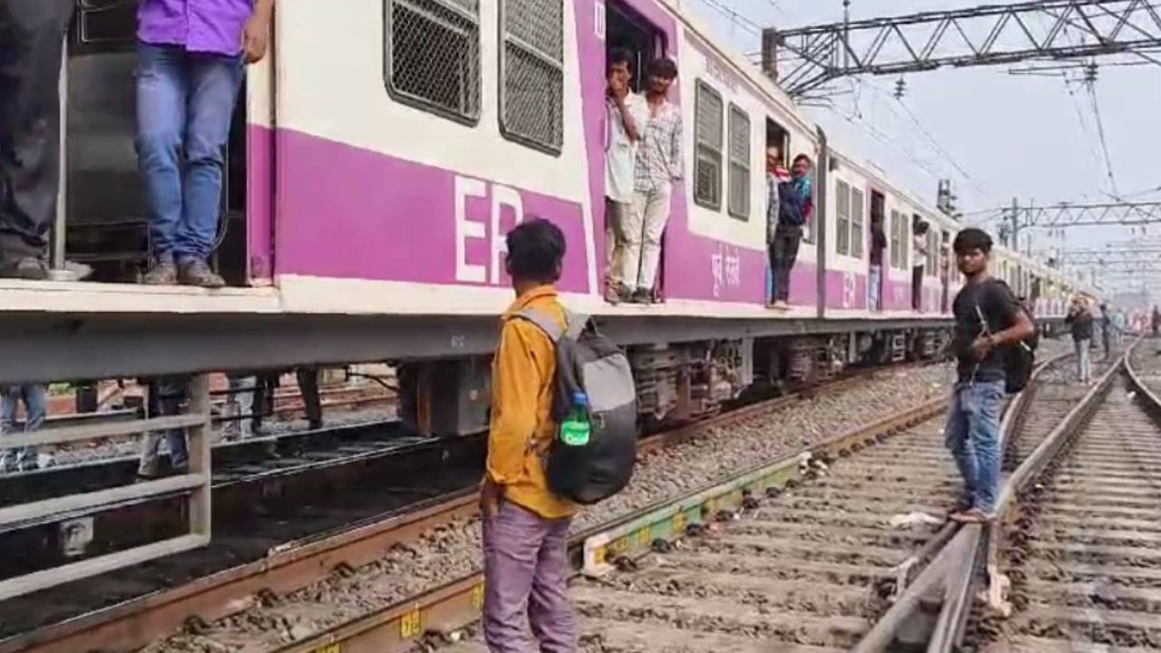 Local Train: লাইনে দাঁড়িয়ে একের পর এক লোকাল, বন্ধ ট্রেন চলাচল, চরম বিপাকে যাত্রীরা