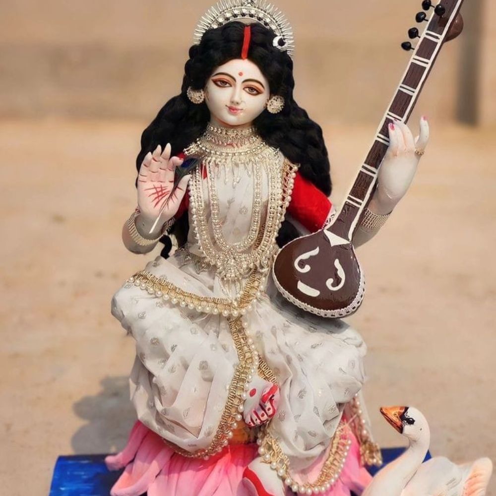 সরস্বতী পুজোর ভোগের থালা রকমারি খাবার দিয়ে সাজানো হয়। কেউ দেবীর জন্য বানান খিচুড়ি, কেউ আবার বানান পোলাও। সঙ্গে থাকে আলুর দম। খিচুড়ি হোক বা পোলাও একটু কষা আলুর দম হলে জমে যায়।