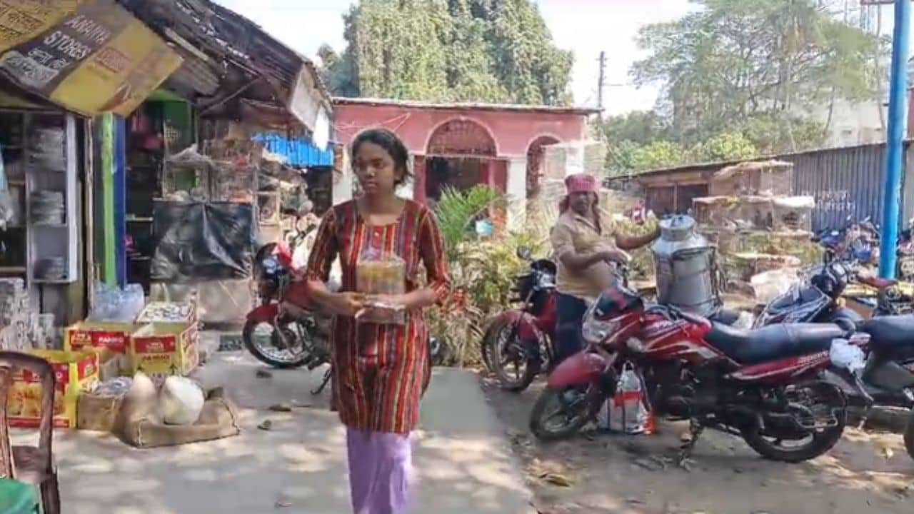 Madhyamik Pariksha: মাধ্যমিকে নজরকাড়া নম্বর! সংসার চালাতে ধুপকাঠি বেচেই উচ্চ মাধ্যমিকের প্রস্তুতি নিচ্ছেন মন্দিরা