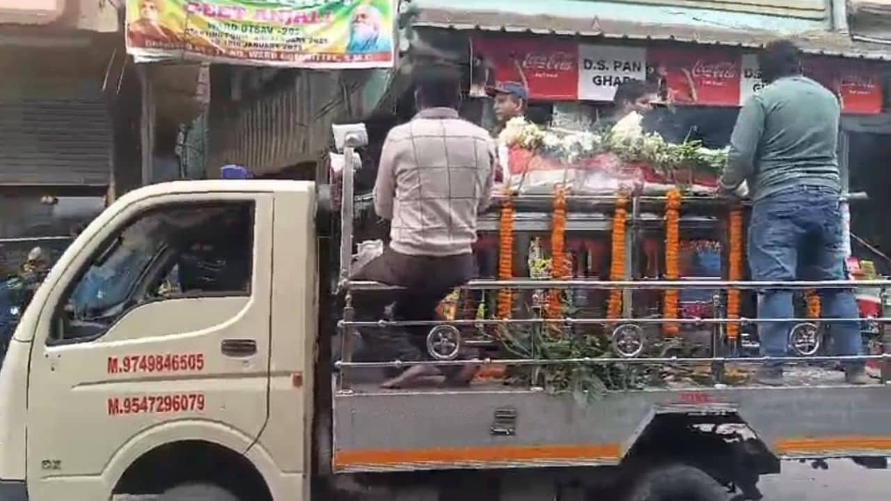 Mahakumbh: ভয়ঙ্কর ভিড় ট্রেনে, বসার জায়গাও পাননি, কুম্ভে পুণ্যস্নান সেরে ফেরার পথেই দমবন্ধ হয়ে মৃত্যু শিলিগুড়ির বাসিন্দার